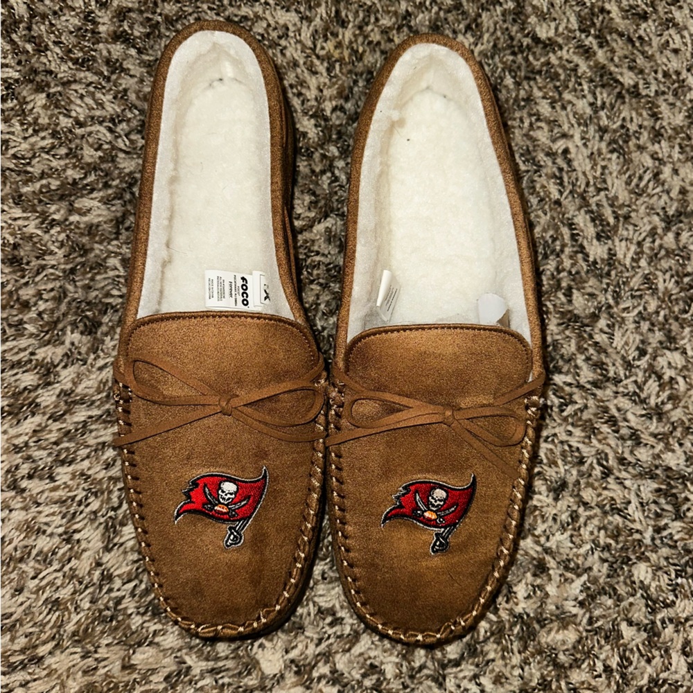 NEW Tampa Bay NFL Buccaneers Moccasin Slipper Men’s Sz XL - Picture 3 of 14
